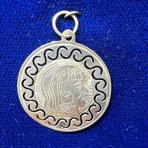Yellow Gold 14K Medallion Pendant with Engraved Profile -